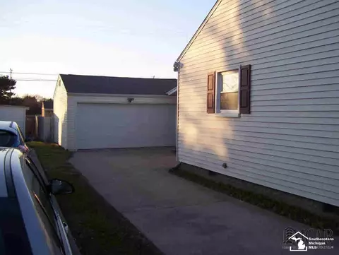 427 Bentley, Monroe, MI 48162 photo 3