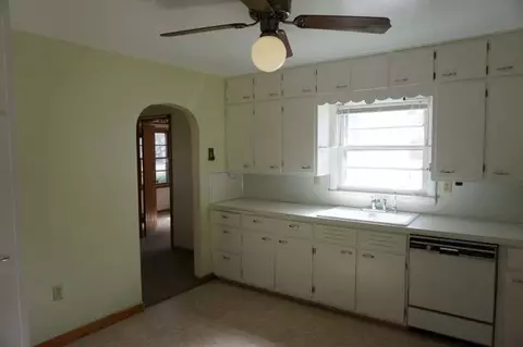 6376 Lansing, Jackson, MI 49201 photo 2