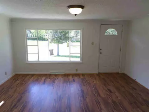 877 Lowell, Jackson, MI 49202 photo 5