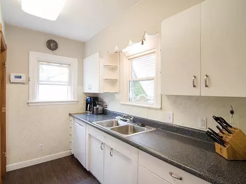 443 Bates, Jackson, MI 49202 photo 8