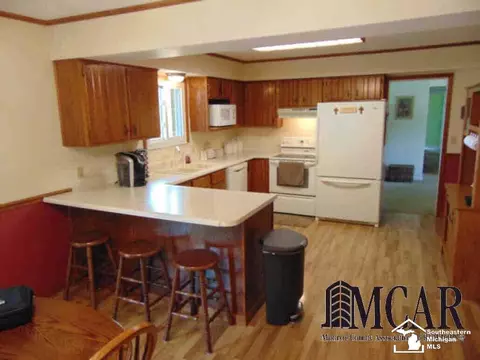 7604 Apache, Temperance, MI 48182 photo 7
