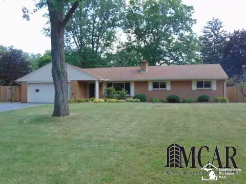 7604 Apache, Temperance, MI 48182 photo 2