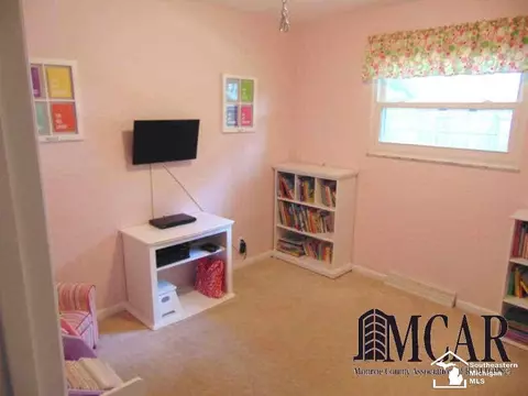 7604 Apache, Temperance, MI 48182 photo 18