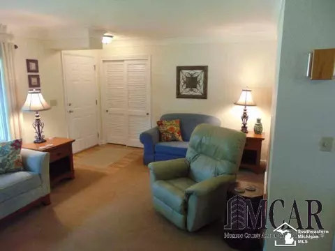 7604 Apache, Temperance, MI 48182 photo 4