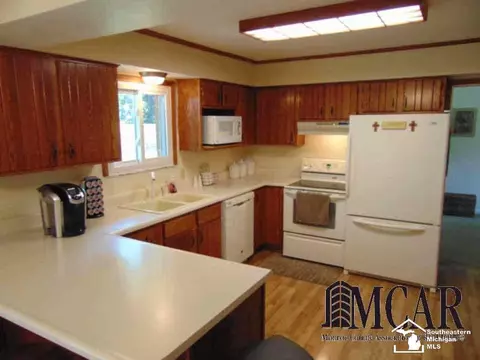 7604 Apache, Temperance, MI 48182 photo 9