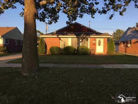 18075 Hinton, Riverview, MI 48193 photo 2