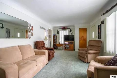 541 Gregory Pl, Jackson, MI 49202 photo 2
