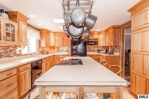 6471 Ellen Ln, Jackson, MI 49201 photo 2
