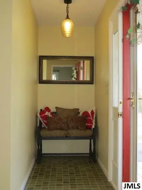 2147 Cascade Dr, Jackson, MI 49203 photo 5