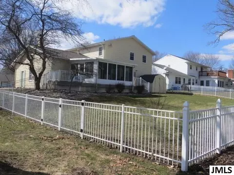 2147 Cascade Dr, Jackson, MI 49203 photo 2