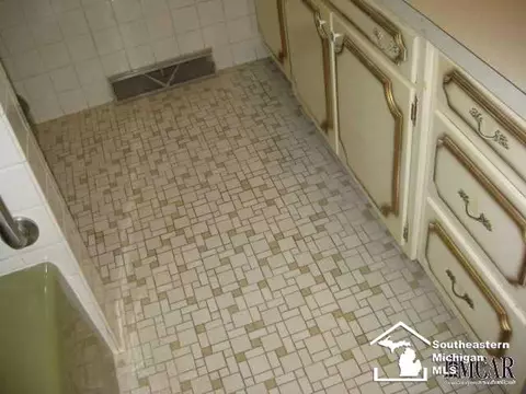 140 Bates, Monroe, MI 48162 photo 7