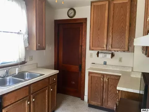 704 E Argyle, Jackson, MI 49202 photo 4