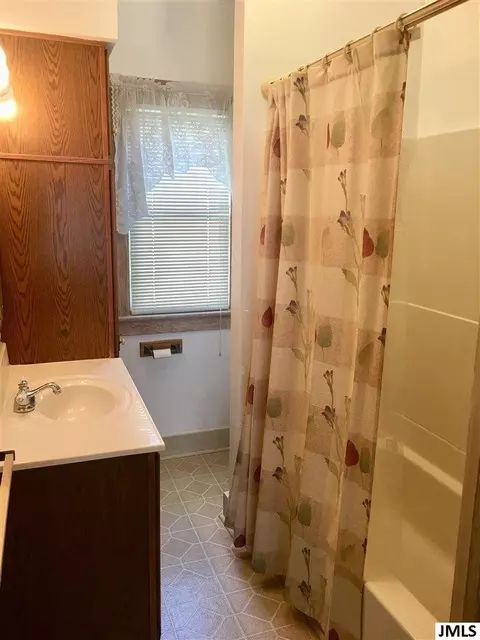 704 E Argyle, Jackson, MI 49202 photo 6
