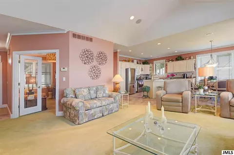 399 Lakeside Dr, Jackson, MI 49203 photo 9