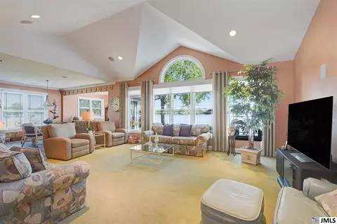 399 Lakeside Dr, Jackson, MI 49203 photo 8