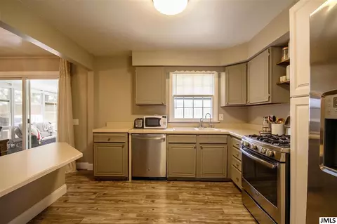 2556 Dorvin Dr, Jackson, MI 49201 photo 8