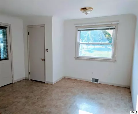 334 Bradley Dr, Jackson, MI 49201 photo 3