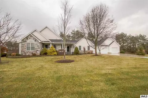 2107 E Coachlight Dr, Jackson, MI 49201 photo 1