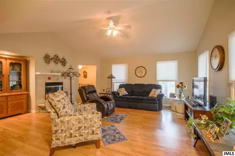 2107 E Coachlight Dr, Jackson, MI 49201 photo 4