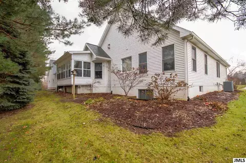 2107 E Coachlight Dr, Jackson, MI 49201 photo 3