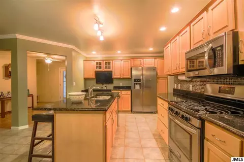 2107 E Coachlight Dr, Jackson, MI 49201 photo 9