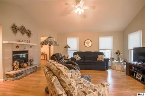 2107 E Coachlight Dr, Jackson, MI 49201 photo 7