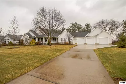 2107 E Coachlight Dr, Jackson, MI 49201 photo 2