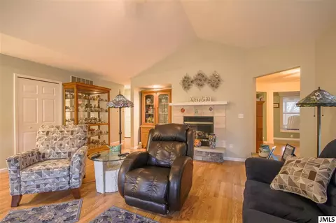 2107 E Coachlight Dr, Jackson, MI 49201 photo 6