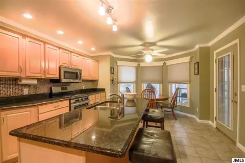 2107 E Coachlight Dr, Jackson, MI 49201 photo 8