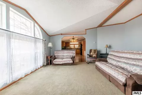 7660 Lakeview Dr, Jackson, MI 49201 photo 2
