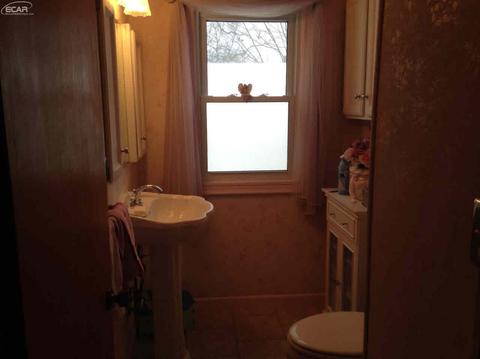 1105 E Maple Ave, Burton, MI 48529 photo 6