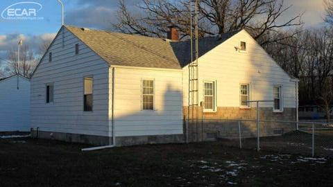 5272 W Carpenter Rd, Flint, MI 48504 photo 3