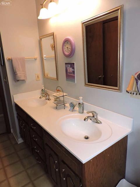 590 Oakbrook Cir, Flushing, MI 48433 photo 32