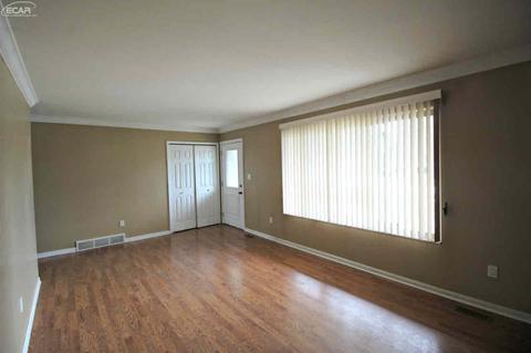 431 Primrose Ln, Flushing, MI 48433 photo 3