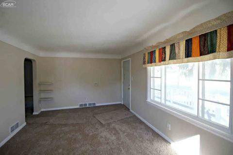 527 Warren Ave, Flushing, MI 48433 photo 3