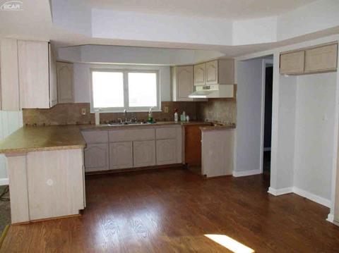 1157 Highgate Dr, Flint, MI 48507 photo 2