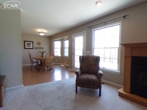452 Primrose Ln, Flushing, MI 48433 photo 2