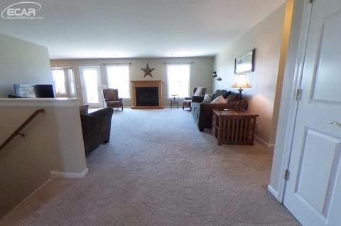 452 Primrose Ln, Flushing, MI 48433 photo 4