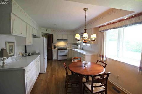 1109 Clearview Dr, Flushing, MI 48433 photo 5
