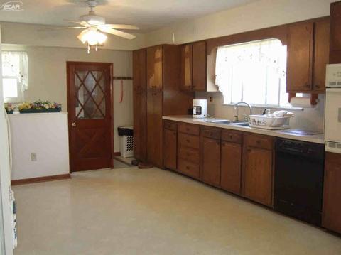 101 Gerst Rd, Leonard, MI 48367 photo 3