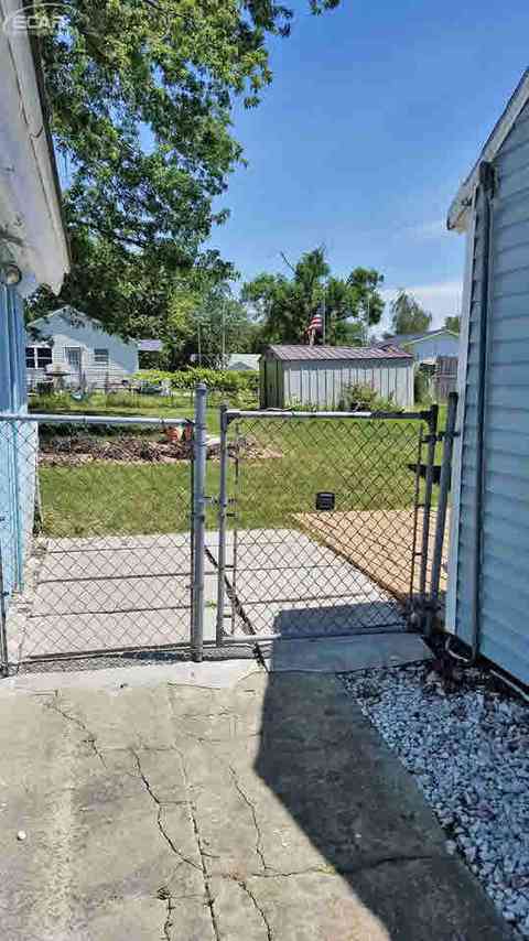 2179 Dutcher St, Flint, MI 48532 photo 2