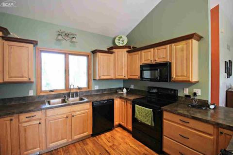 9310 Maple St, New Lothrop, MI 48460 photo 6