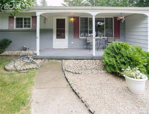1218 Clearview Dr, Flushing, MI 48433 photo 1