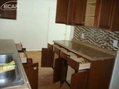 802 Thomas St, Flushing, MI 48433 photo 3