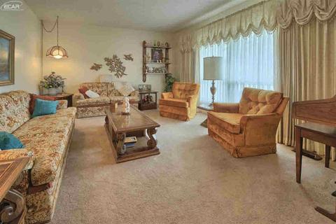 2084 W Maple Ave, Flint, MI 48507 photo 5