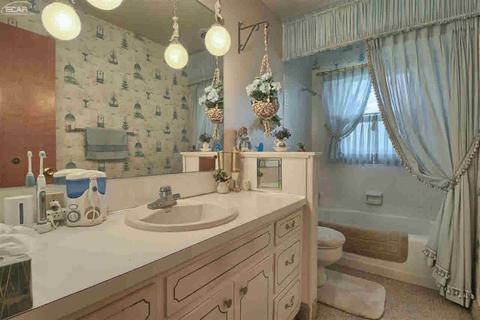 2084 W Maple Ave, Flint, MI 48507 photo 18