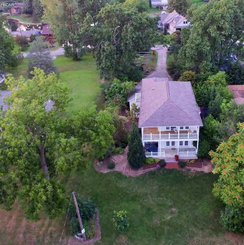 1381 Edgewater Dr, Fenton, MI 48430 photo 2