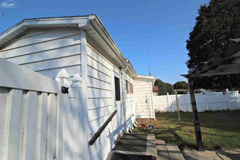 1005 Walnut St, Owosso, MI 48867 photo 3