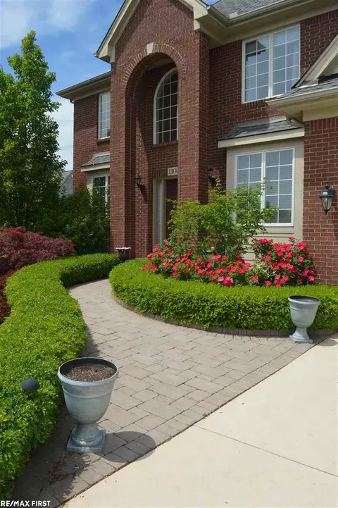 1102 Jefferson, Troy, MI 48084 photo 2