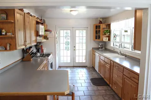 910 Comstock, Adrian, MI 49221 photo 9